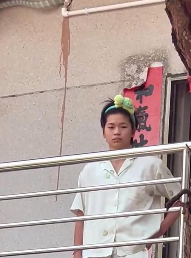 广东湛江的奥运冠军全红婵回家过中秋，家门却成了“景点”。回家后的她遭遇骚扰，婵宝