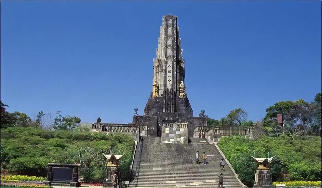 中国古石被日本妖塔压着 

该塔建于1939-1940年，正值日本全面侵华、二战