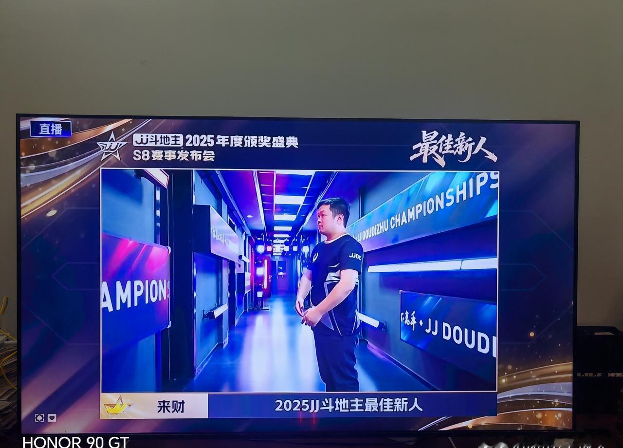 差一点，总冠军苏神就得亲手给新人颁奖，那画面，主办方自己都不敢看。
“双骄杯”这