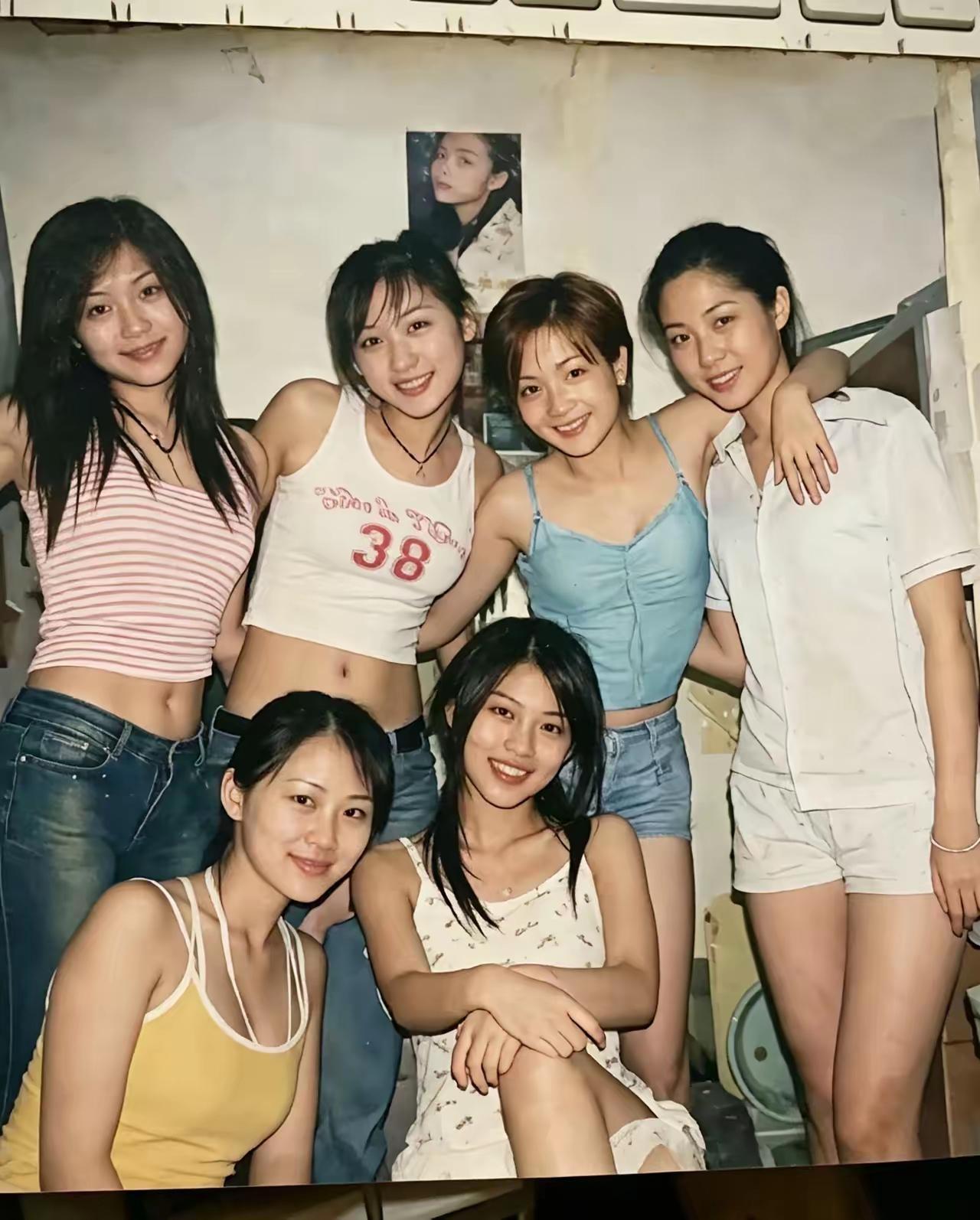终于懂了！20年前的旧照片，为什么人人都是帅哥美女？
 
不知道大家有没有发现一