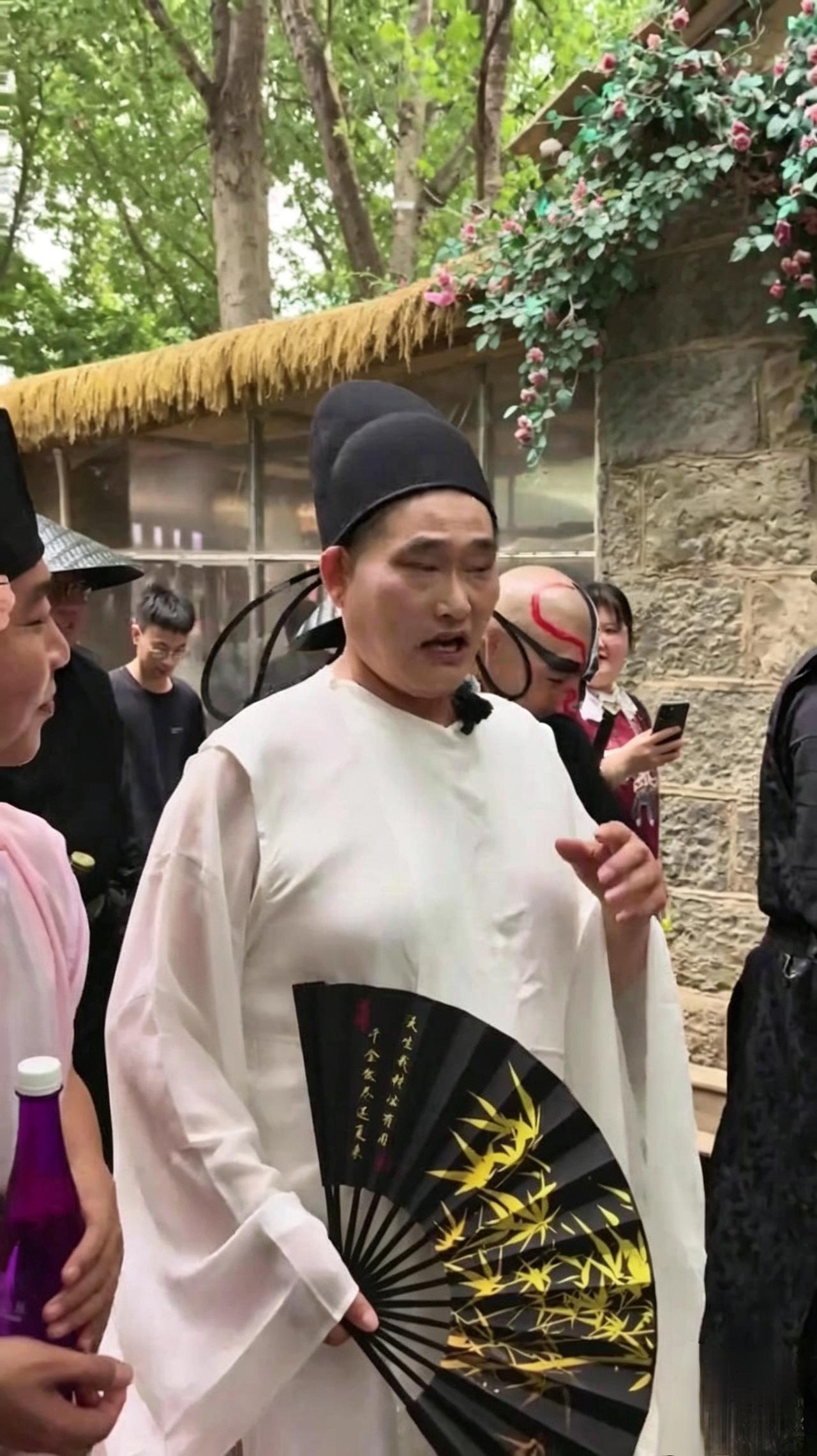只念过小学二年级！大衣哥模仿李白当众吟诗作对，你怎么看？
 大衣哥到了人多的现场