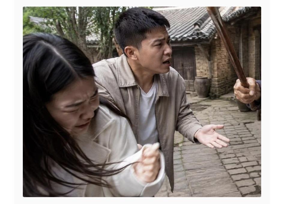 湖南一男子带女友回家，瞎眼奶奶摸了摸她的手，谁料，突然脸色大变，举起拐杖就把她往