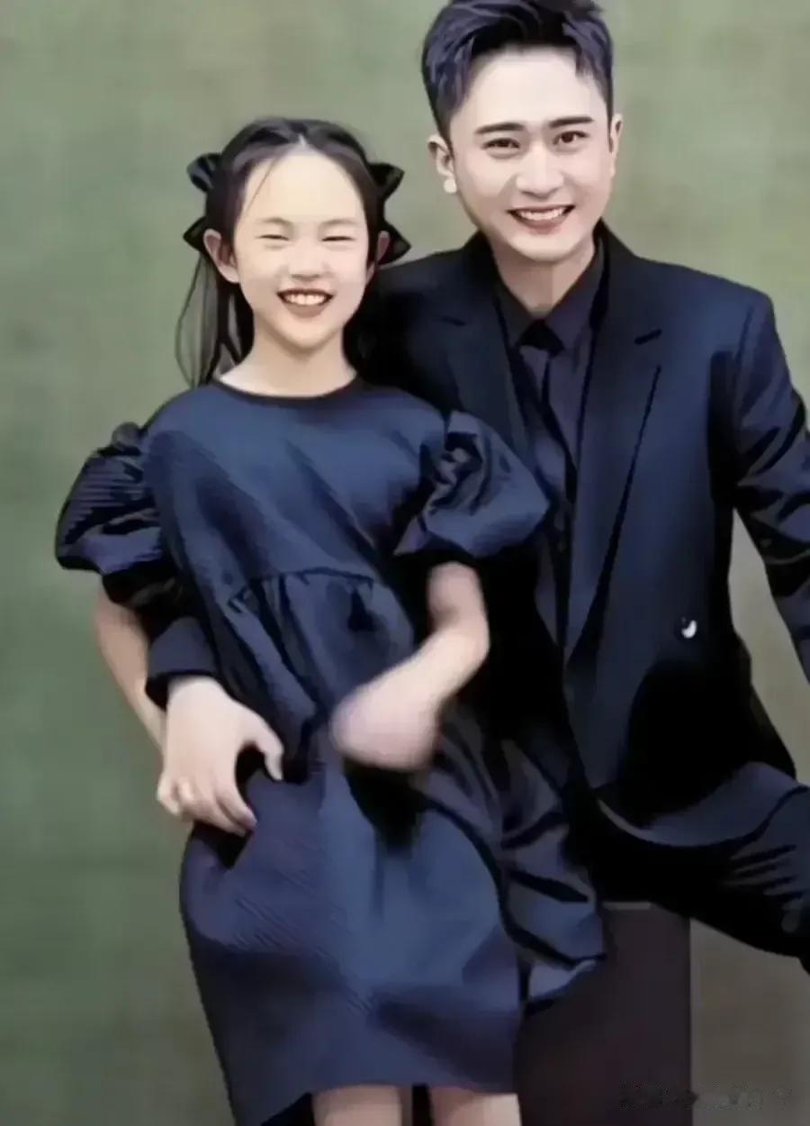 女儿还是像妈妈多一点儿，普普通通，没有爸爸长的秀气，没有爸爸五官精致，没有爸爸皮
