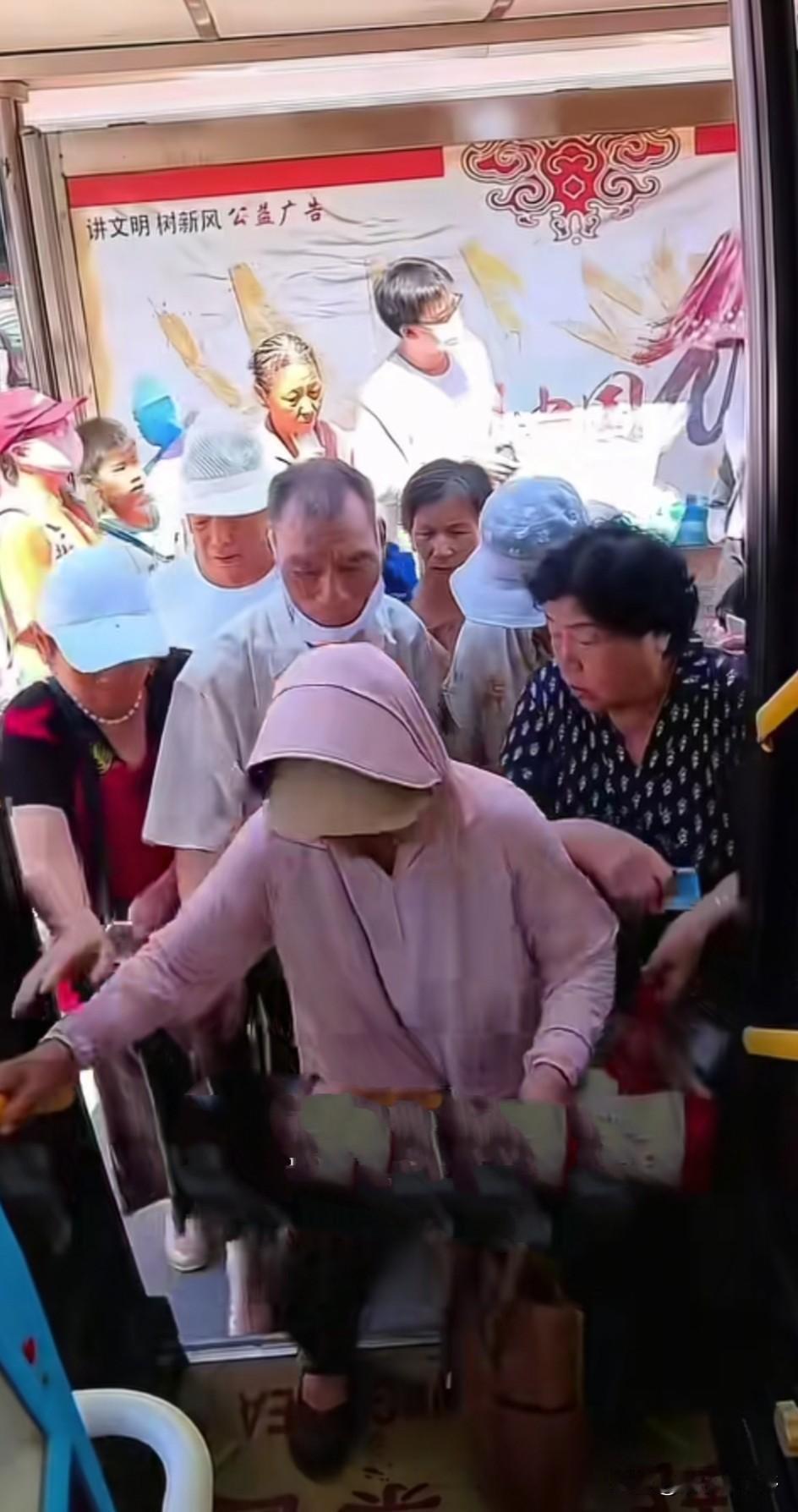 这武汉的公交啊，快成了爹爹婆婆的“专属通勤线”了——一整车人，就一个姑娘伢掏了钱