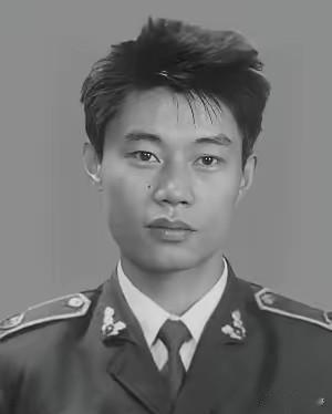 武汉市公安局防暴队副队长，围捕持枪歹徒时左臂和胸膛被击穿，仍死死抱住歹徒不放，2