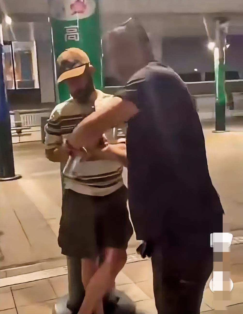 两名外国人不停地骚扰两个日本女孩，对她们说“我想和你睡觉”围观的日本人都没有出手