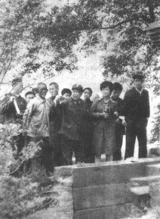 1985年，刘忠回到山西老爷山战场，与七七二团老连长一起回顾战况。