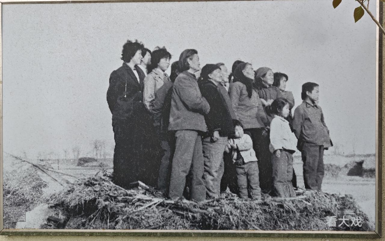 一张拍摄于五十年前的老照片，展现的是河北东光县农村老百姓春节看大戏的情景！