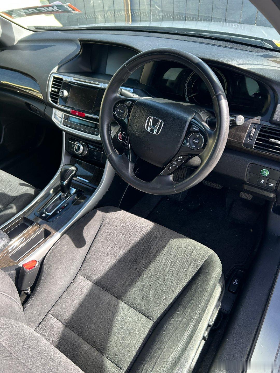 前两天去看了一个混动雅阁。不得不说这车目前性价比是真的高，这辆 13 年的只要一