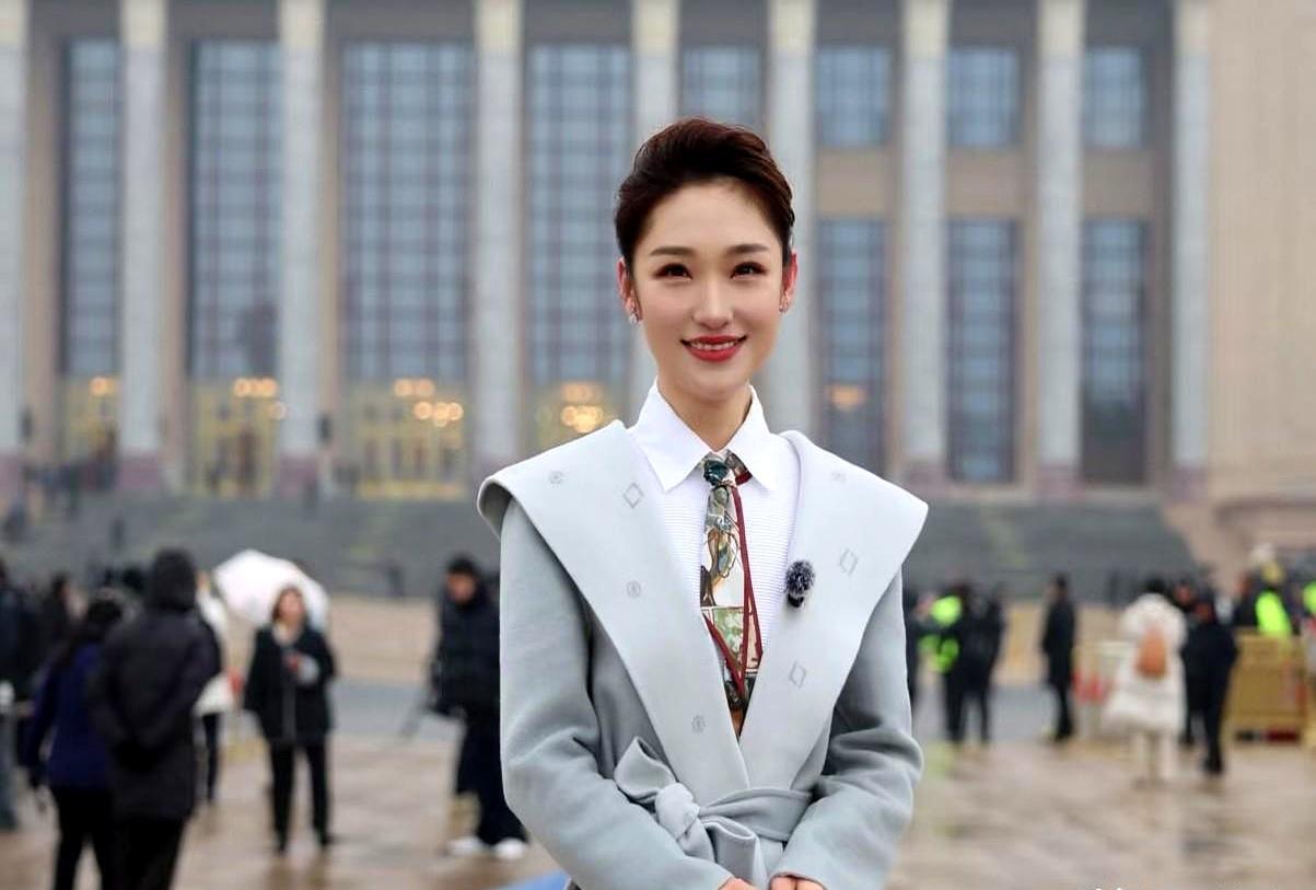 很多人为蓝羽抱不平，觉得这个长着一张国泰民安脸的92年女孩，早就该上春晚了。
 