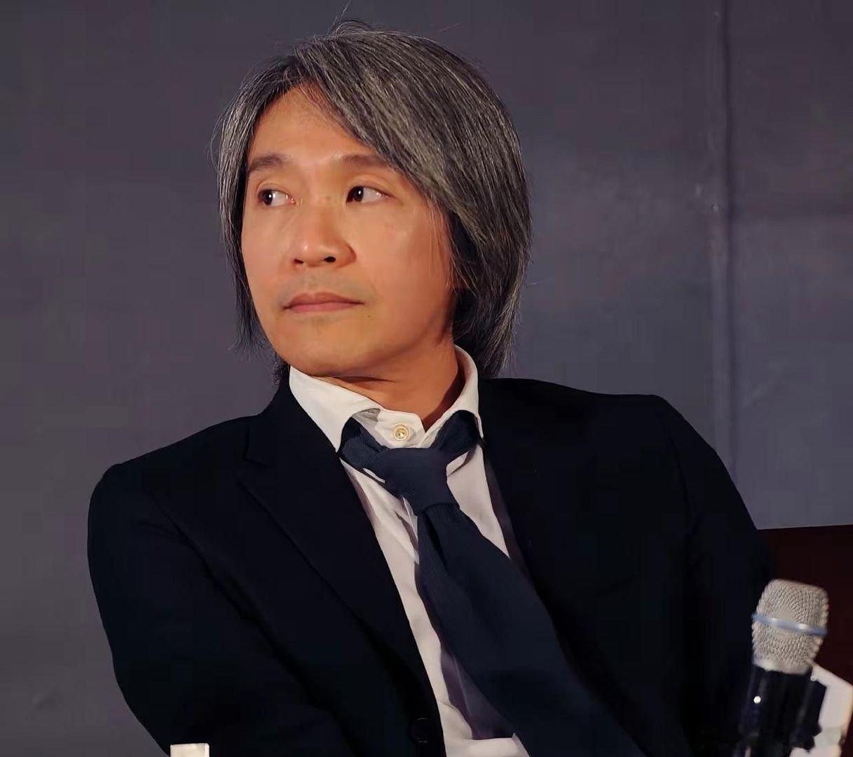 主持人问陈晓:“你的偶像是谁？”陈晓说:“周星驰。”主持人又问:“你见过他本人吗