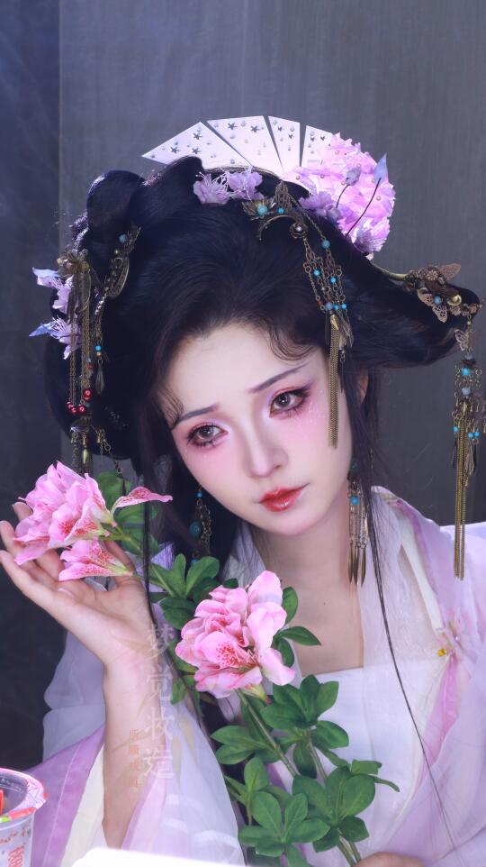 妆娘不语，只是一味的给摄影交作业