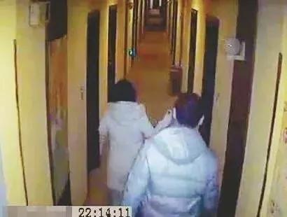 辽宁男子王某与网友艾乐网聊后线下奔现，开房发生关系时，艾乐多次出现嘴歪眼斜、大小