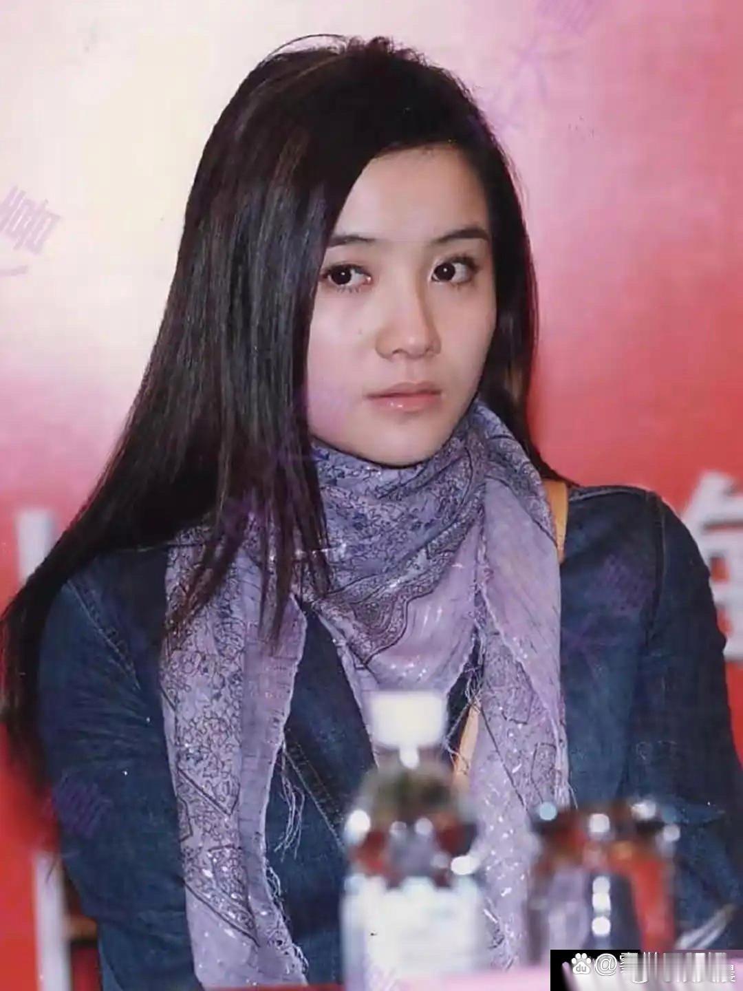 宋佳年轻时也太招人稀罕了！淡淡的婴儿肥衬得脸蛋软乎乎的，灵动又娇憨，少女感直接拉