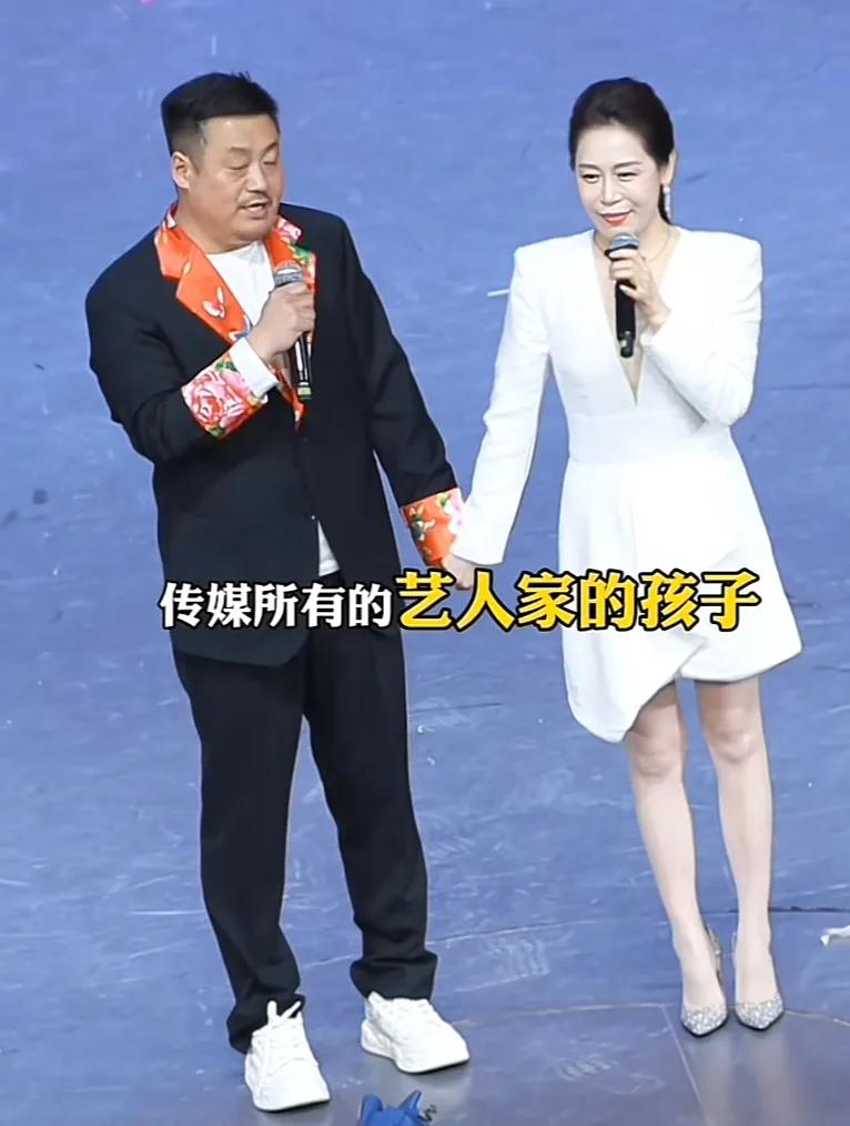 宋晓峰的妻子原来如此漂亮，女儿也争气，宋晓峰骄傲的说女儿是本山传媒所有艺人的孩子