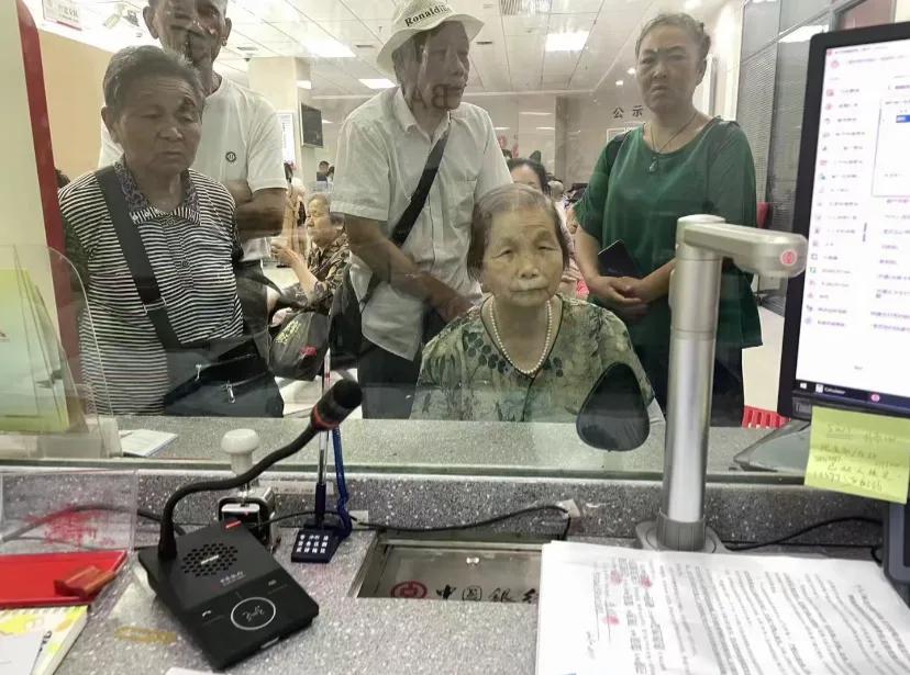 #今天你从银行辞职了吗哈哈哈哈哈笑死我朋友要累死