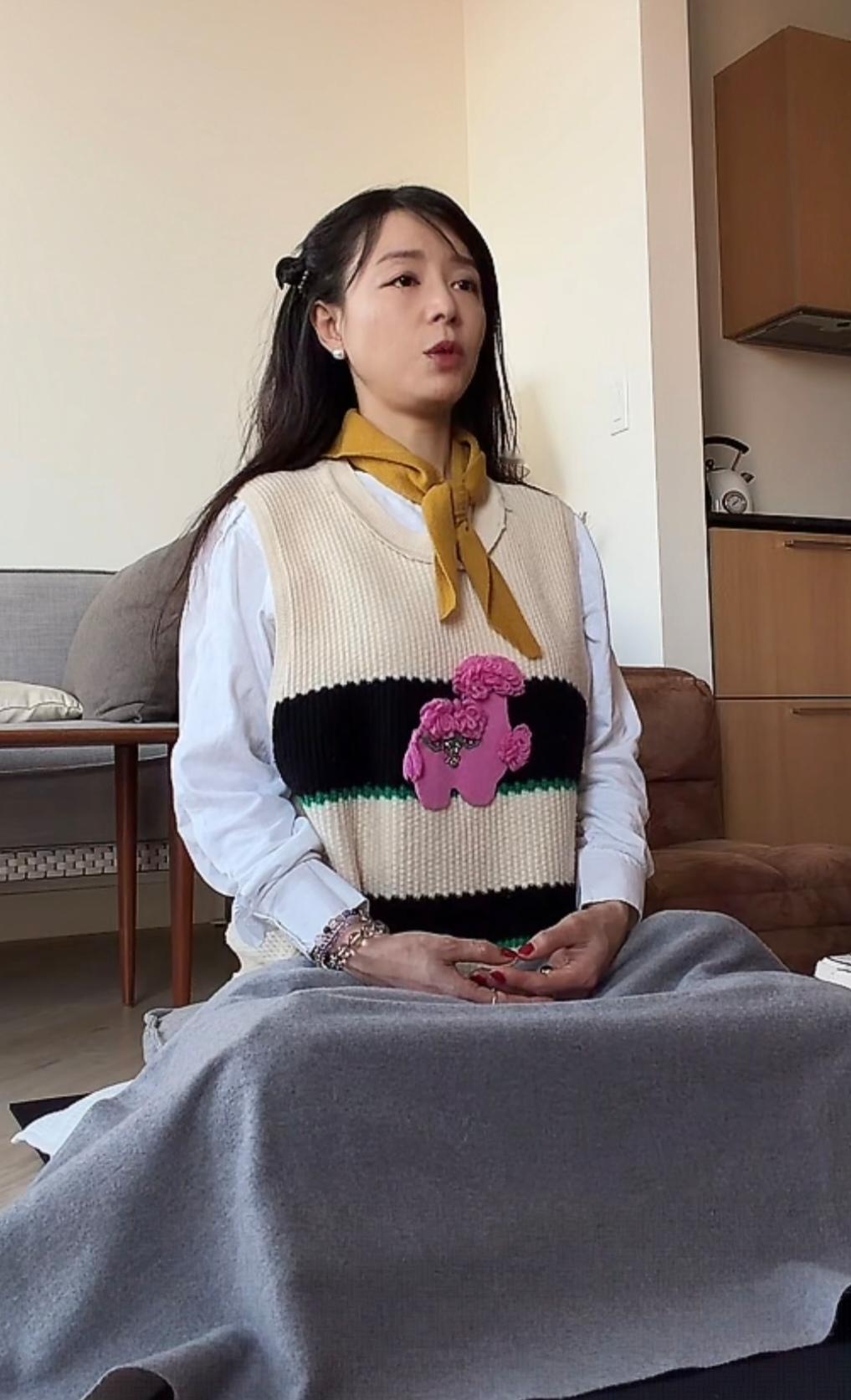 张静初每天打坐，看起来很专业的感觉，要我说别在美国呆了，赶快在终南山租个山洞，烤