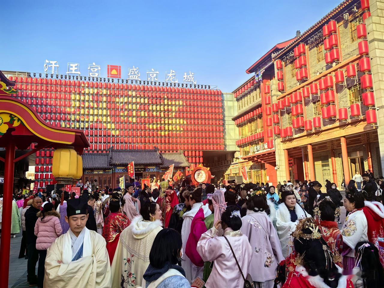 沈阳汉服节惊艳亮相！中街秒变“穿越”现场

今天的中街汗王宫广场，掀起了一场穿越