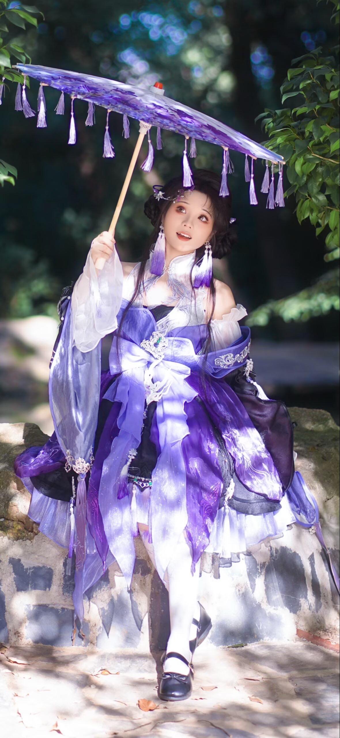 不好意思耽误你几秒钟，这是我拍的光影。喜欢光斑下的少女 猛亲一口小花萝