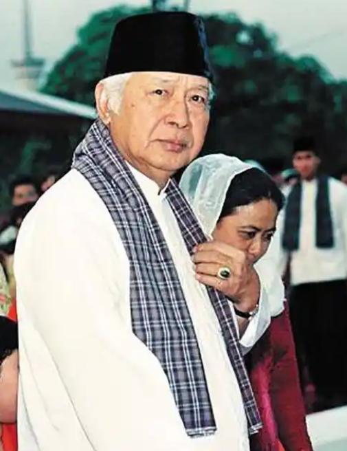 在印尼，政治内斗要杀华人，经济崩溃还是要杀华人。33 年里两场大屠杀，30 多万