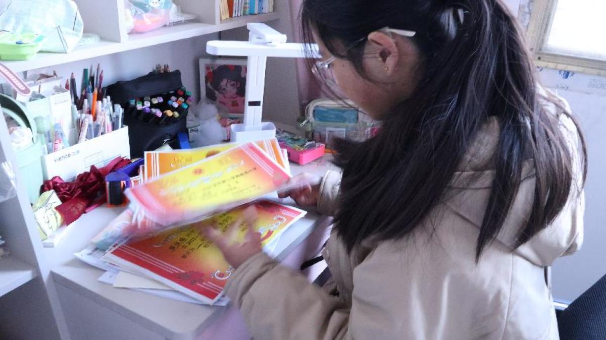 新年心愿 童梦齐圆｜山里女孩苗佳瑶的新年期盼：一个行李箱承载成长渴望