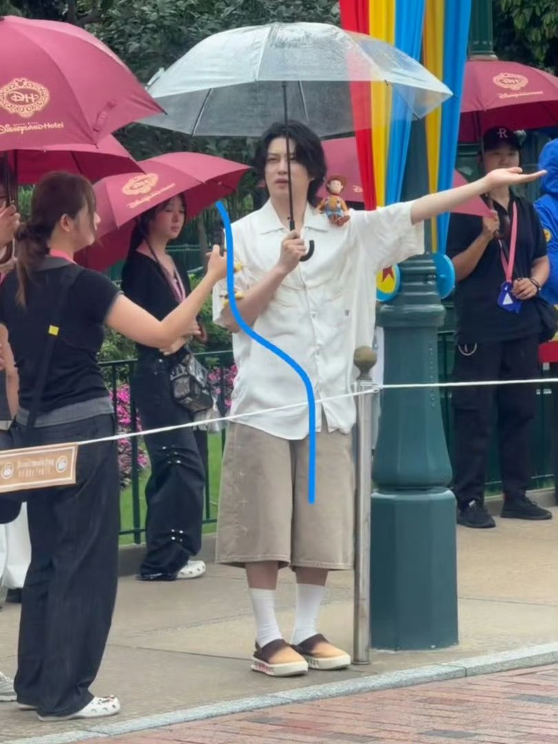 在全世界最快乐的地方遇到帅帅的金希澈到底是啥感觉！！！在港迪偶遇金希澈金希澈去了