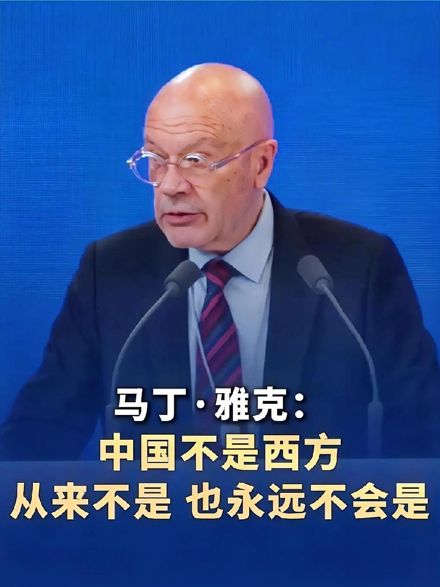 笑死，一个英国老头一句话把美国干沉默了。

他说，一个靠战争发家、才风光了一百来
