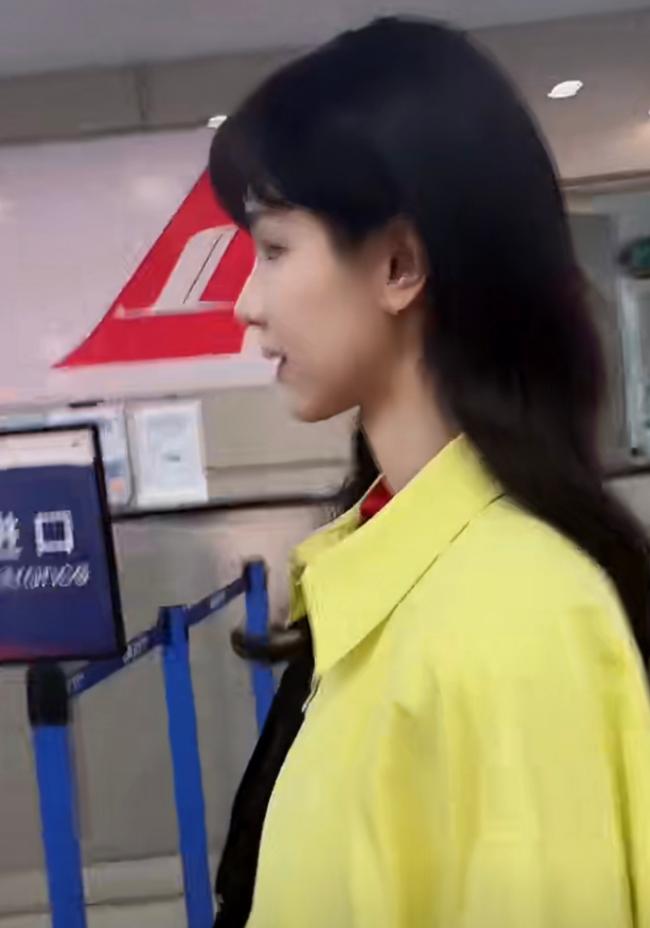 陈都灵出发巴黎时装周机场路透，软糯奶黄包！！期待美女闪耀巴黎