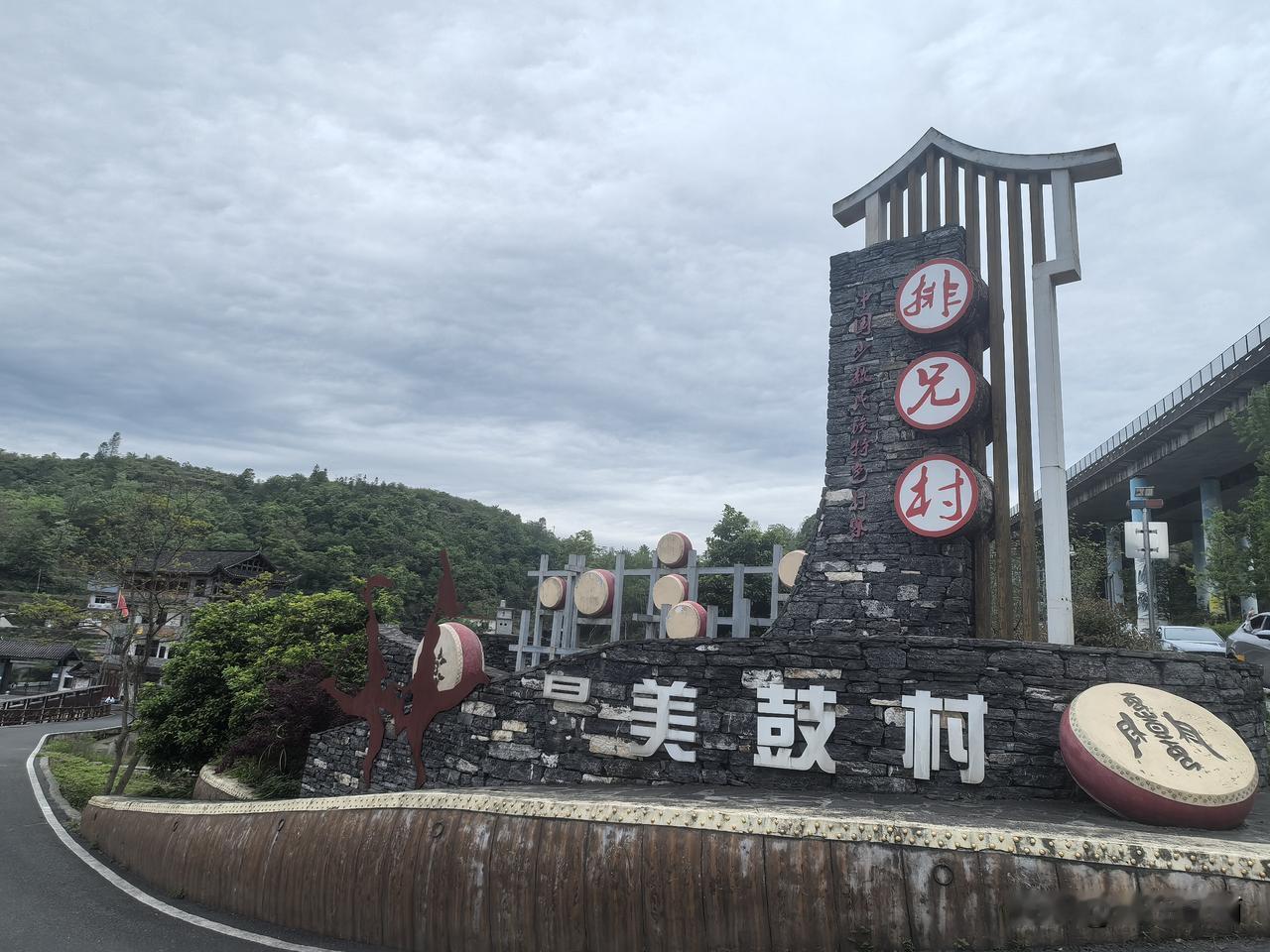 现场实拍！精准扶贫政策让湘西老百姓都过上了好日子！
在吉首苗寨，原本破旧的农村如