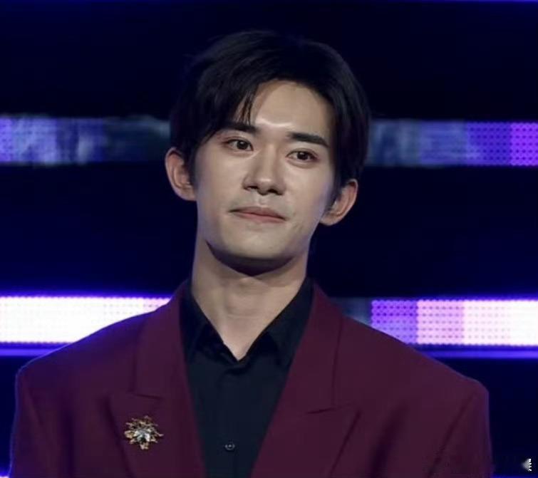 易烊千玺直播状态怎么评？感觉不像20岁的样子，长残了的养成系 ​​​