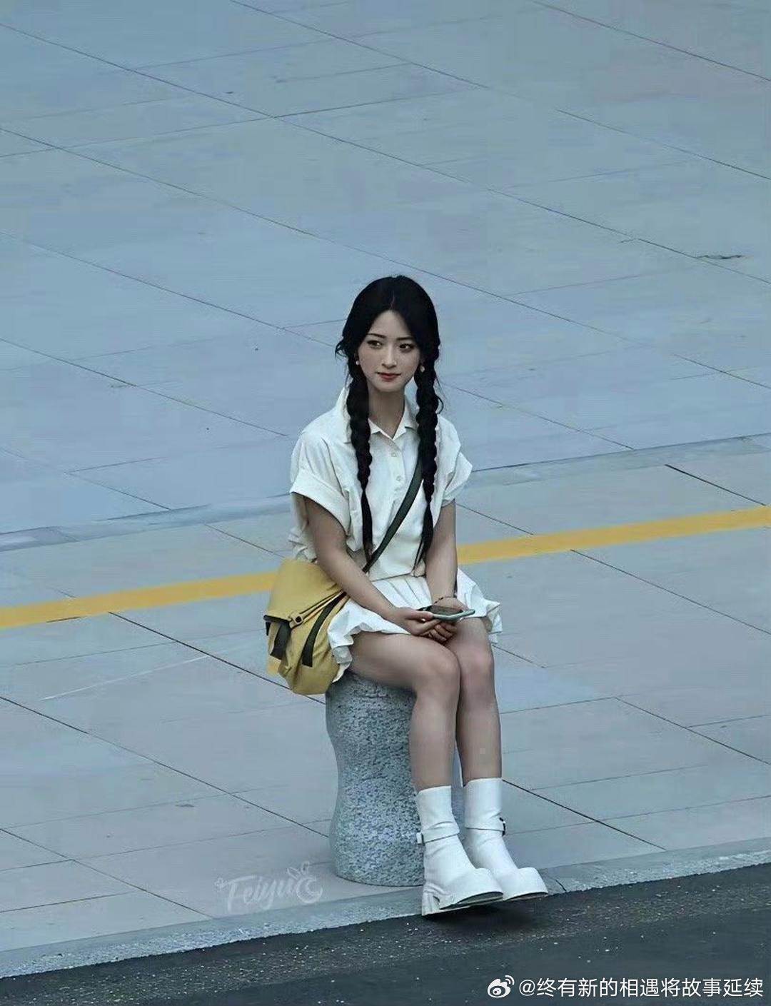 沈月路透生图，坐着真的好小一只啊。 