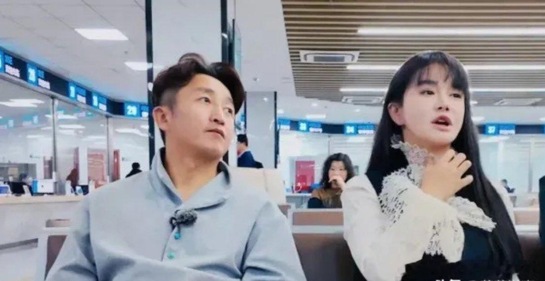 冉莹颖太作，以为自己拿着经济学研究生的学历就能成为生意场上的佼佼者，殊不知自己只