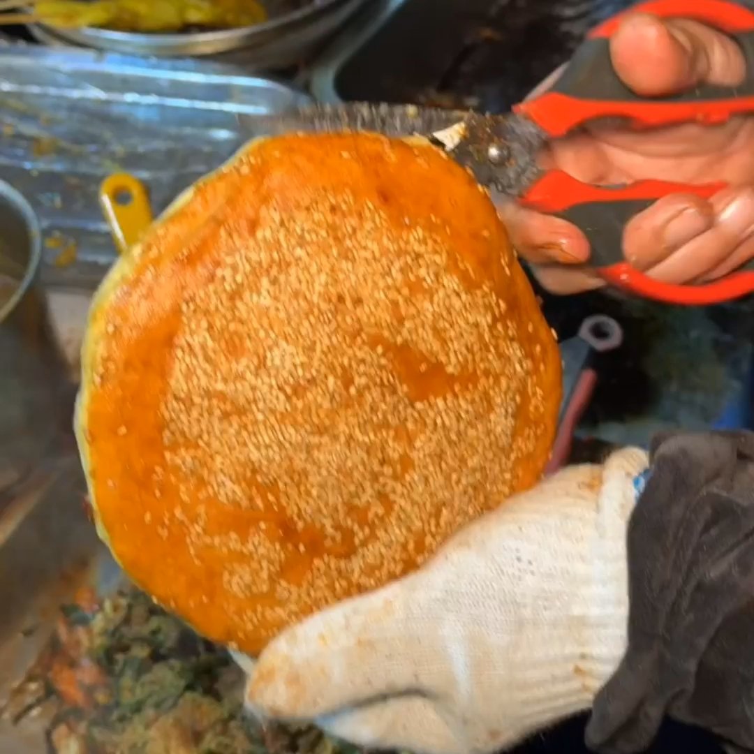 今天加班到天昏地暗，饿得前胸贴后背，路过街角那家烧饼摊，突然被“谁懂这口”击中！