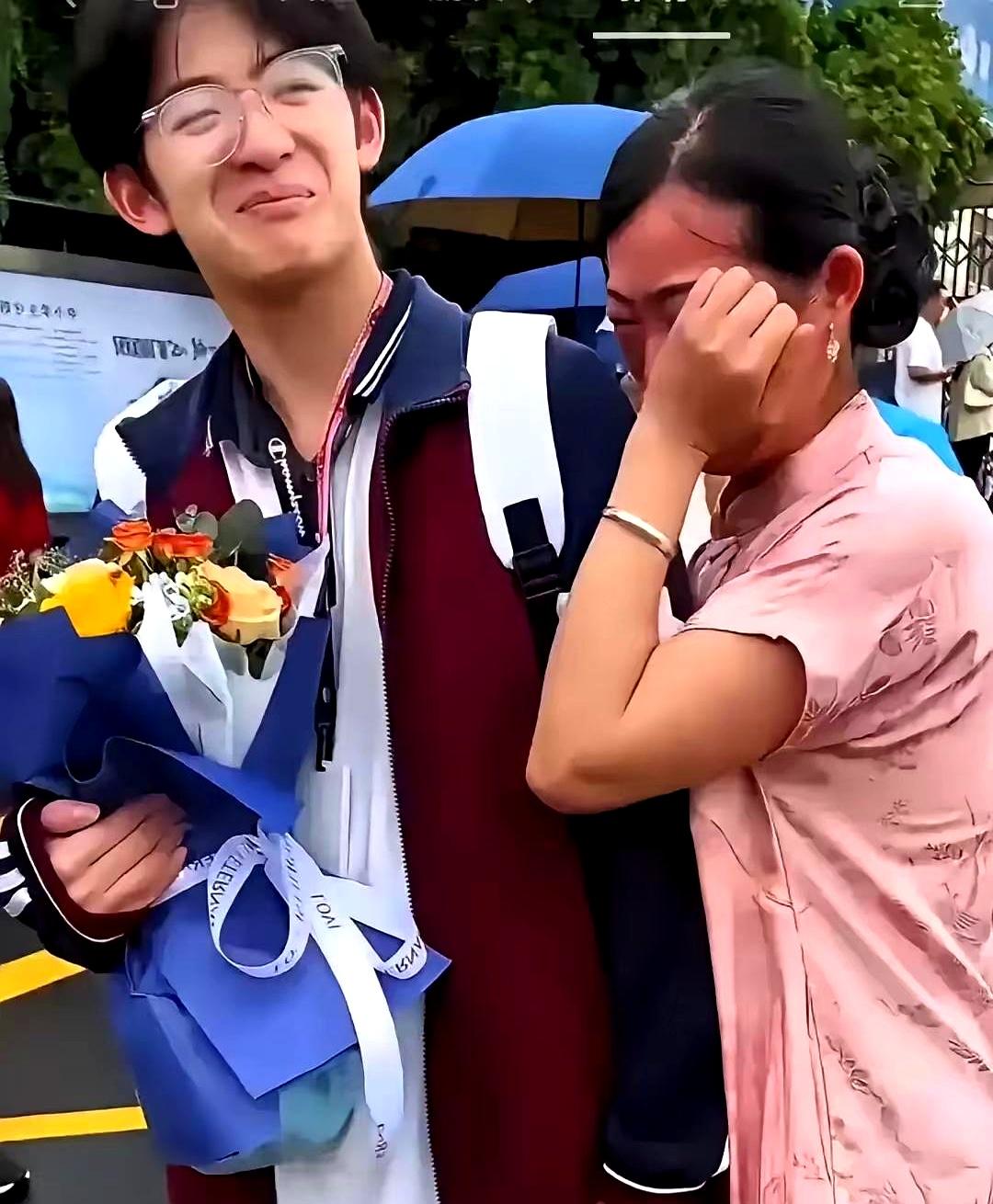 716分！
你能想象一个3岁丧母、亲爹再婚的“苦命娃”，竟然能凭一张清华录取通知