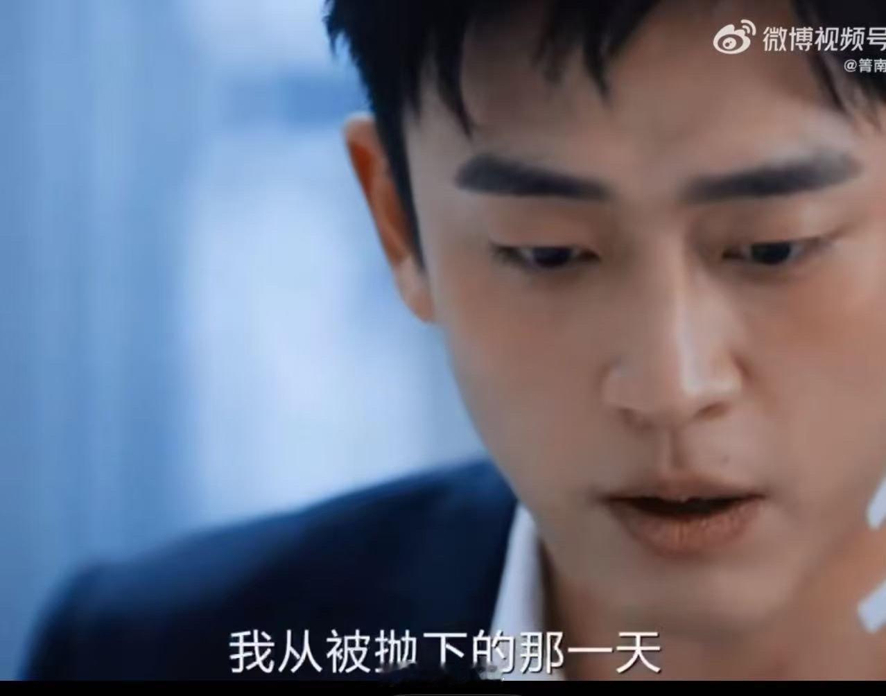 王天辰笑着闯进疯批赛道  王天辰在《冬至》饰演的文鹏斯文的外表下也能够让我们感受
