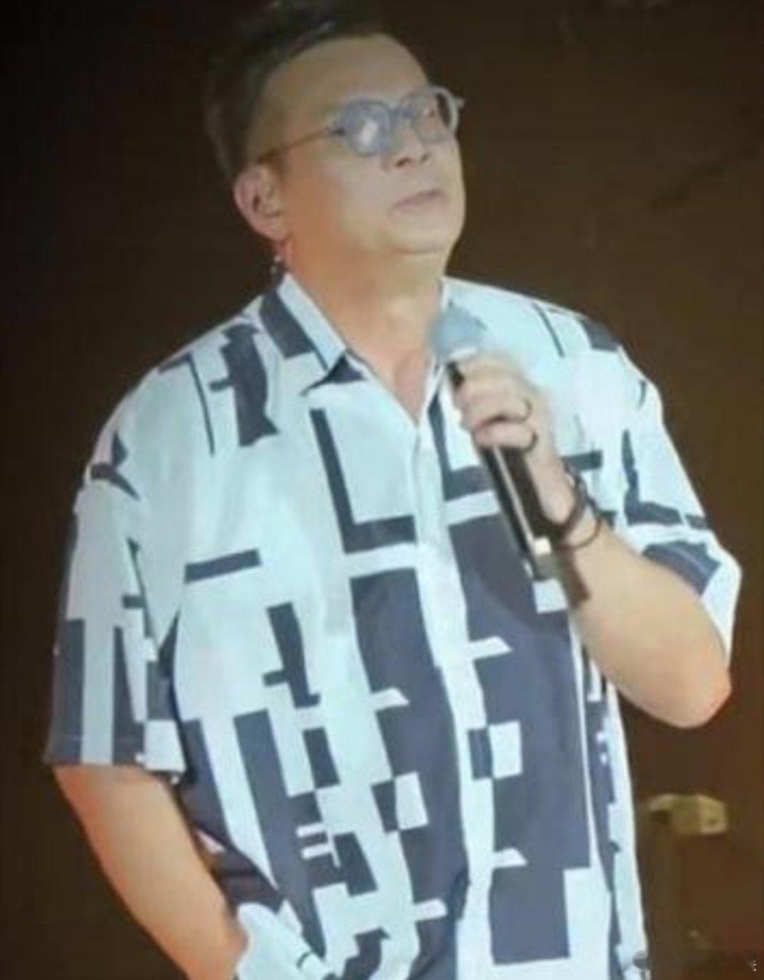 黄日华宣布复出黄日华曾宣布退出娱乐圈 7月16日，近日，知名演员黄日华惊喜现身好