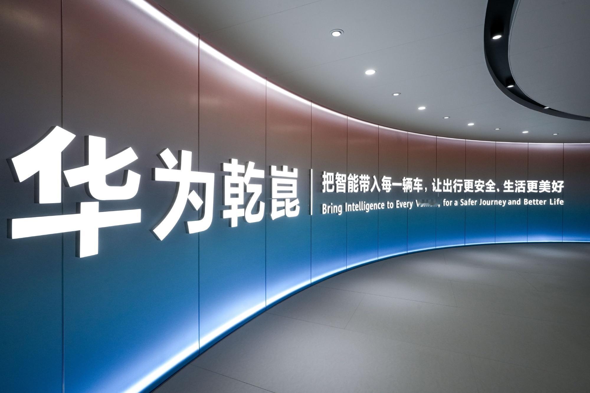 最新一代高阶智驾系统（ADS 5）到底有多强？拿我最近的实测来说话。开在晚高峰的