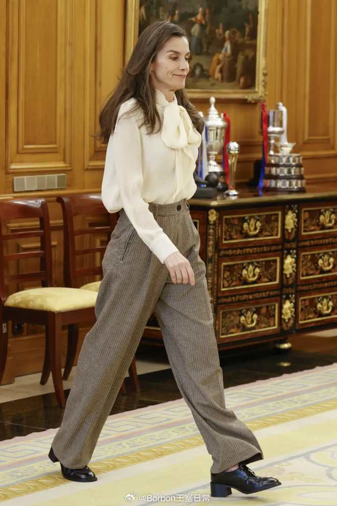 西班牙王室 3月11日，莱后在zarzuela王宫主持了3场接待会，分别接待了来