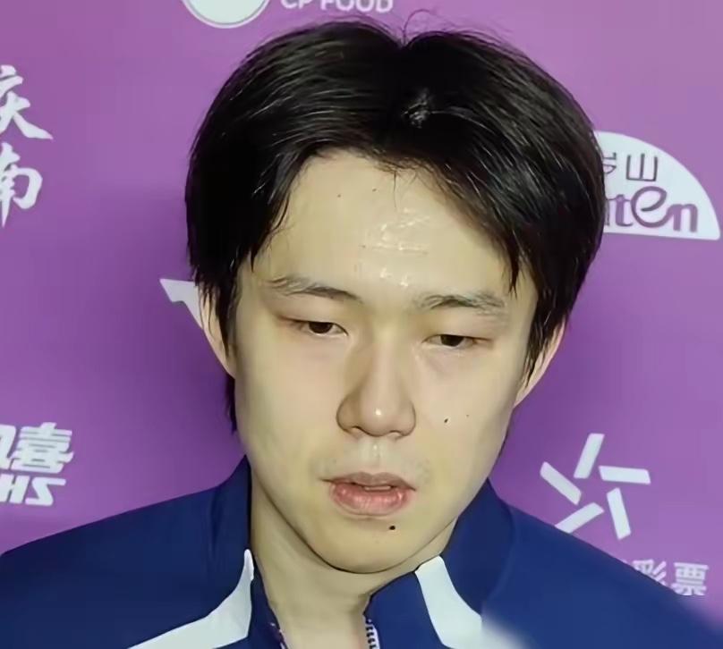 王楚钦，终于开口了。
“深受其害。”这四个字，他说得斩钉截铁。就在重庆冠军赛的赛