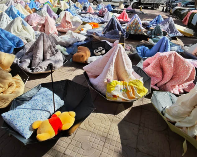 一周晒一次被子 跟大学生果然能学到真知识，晾衣杆不够用还有邪修晒被子大法[666