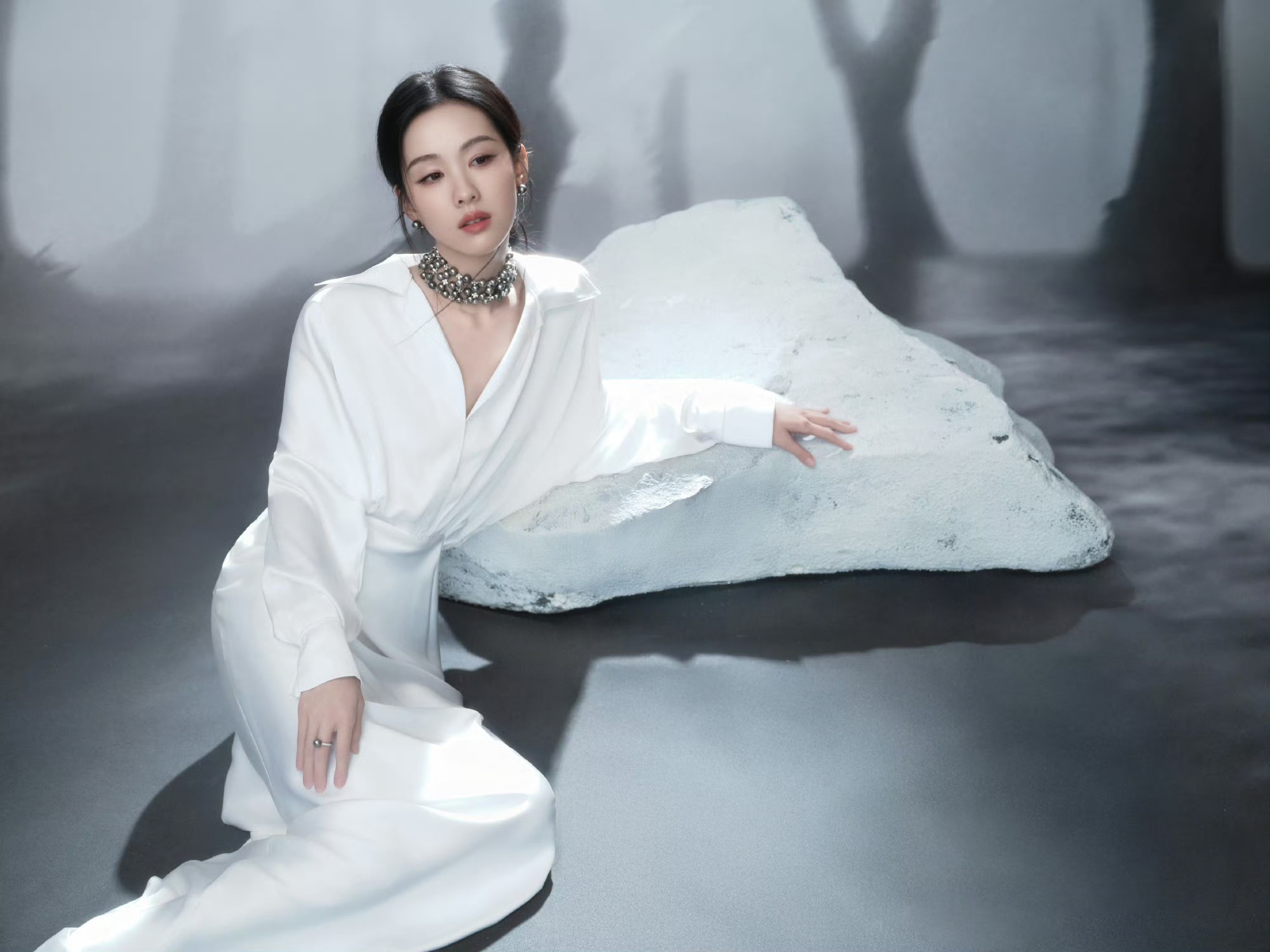 陈都灵陈都灵纯白鱼尾裙陈都灵丝绸鱼尾裙 陈都灵纯白鱼尾裙也太美了吧！！ 