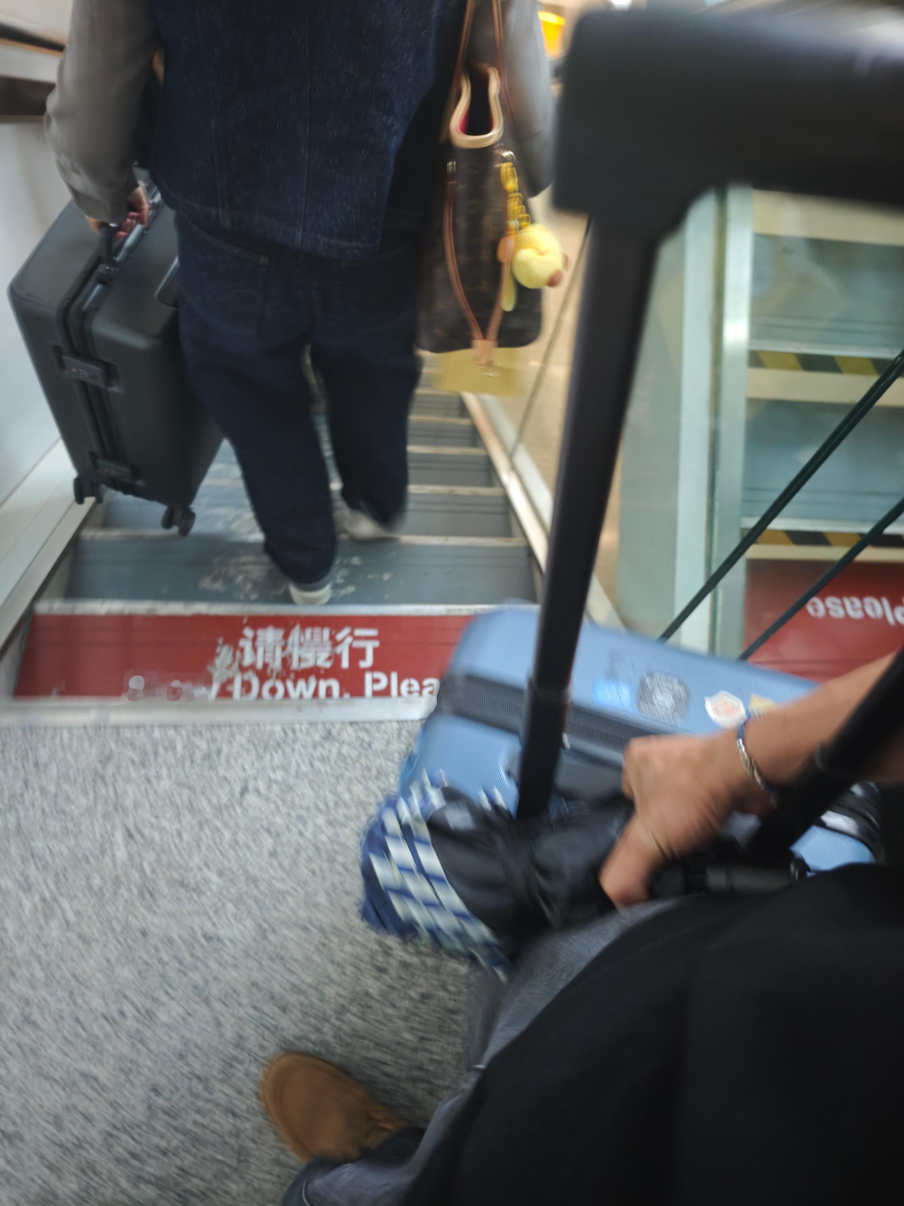 无语了……国航广州飞北京也要廊桥接摆渡车，这是跟南航学的吗刚司机还来了一脚急刹，