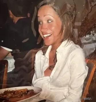 梅根的姐姐说，如果不是她的父亲，梅根现在还只能当一个服务员。梅根姐姐还说，哈里梅