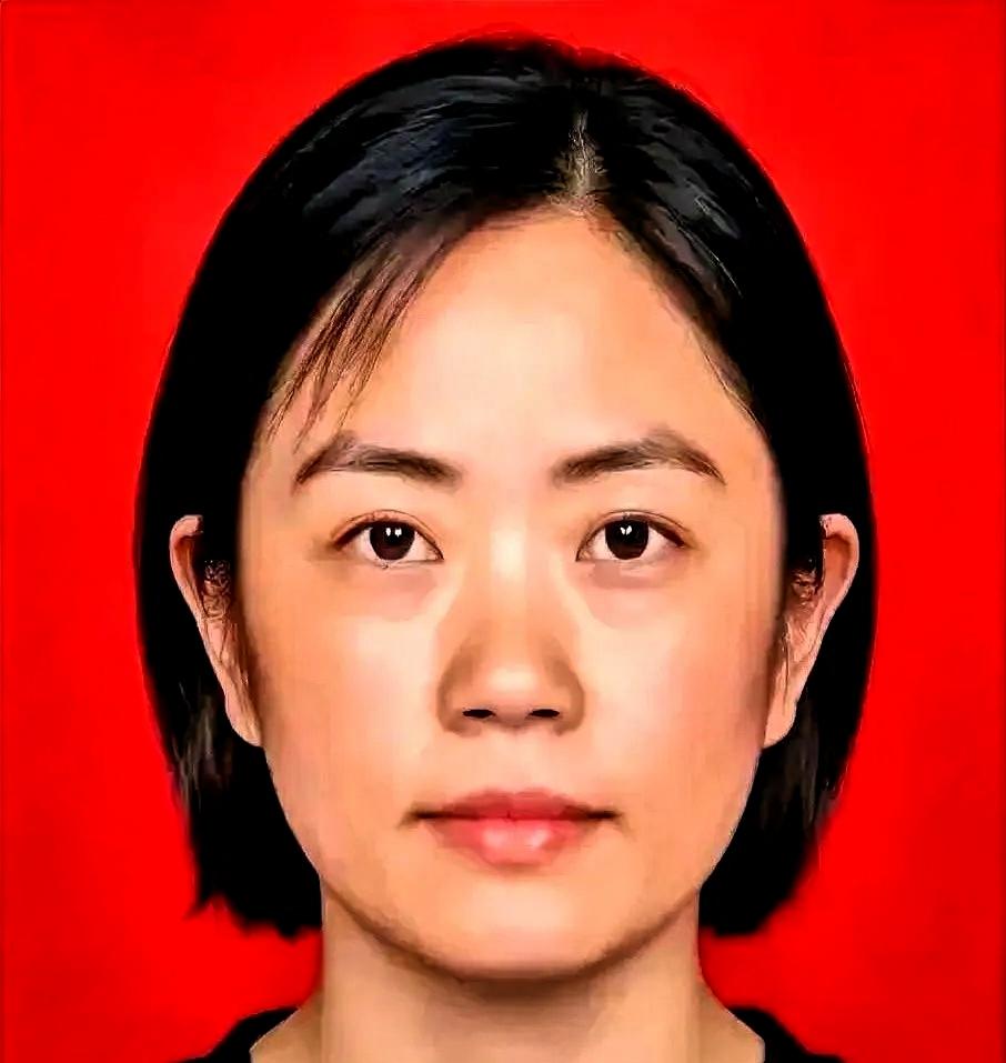 据人民网报道，一个手握大校军衔、拥有高级工程师职称的退役空军女军官，刚在重庆渝北