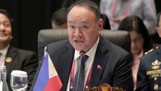 菲律宾警告中国：“如果中国还在黄岩岛附近驻扎解放军的话，菲律宾就会联合周边的国家