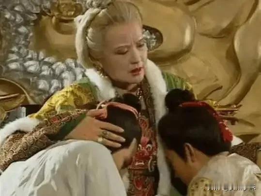 一天，太平公主去看望武则天，武则天敷衍了事地应付了她几句，双手搂着张氏兄弟搞起了