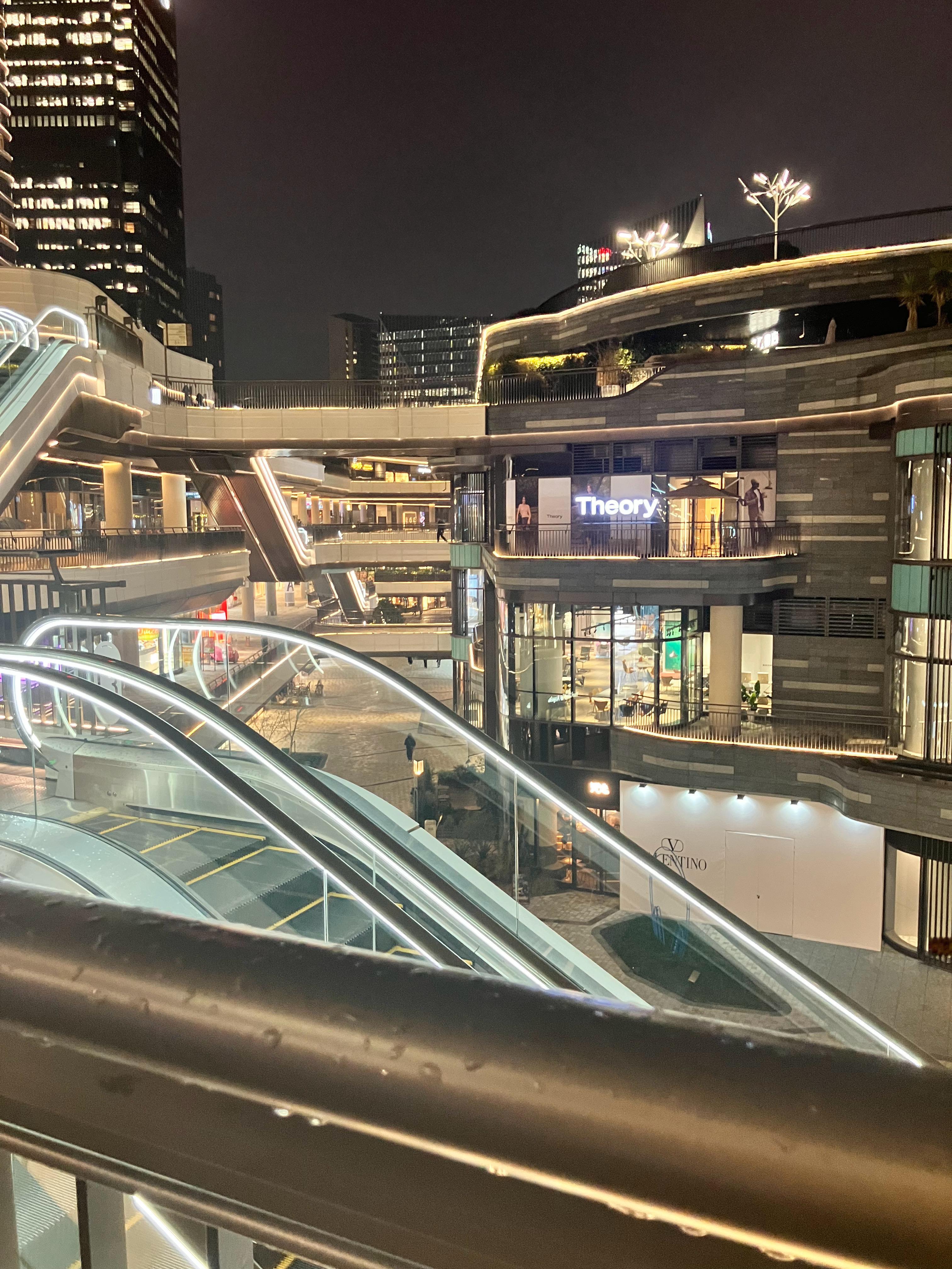 呼啸山庄刚刚看完电影，电影和原著相比，改了很多，只有情欲爱恨贯穿，毕竟是文学作品