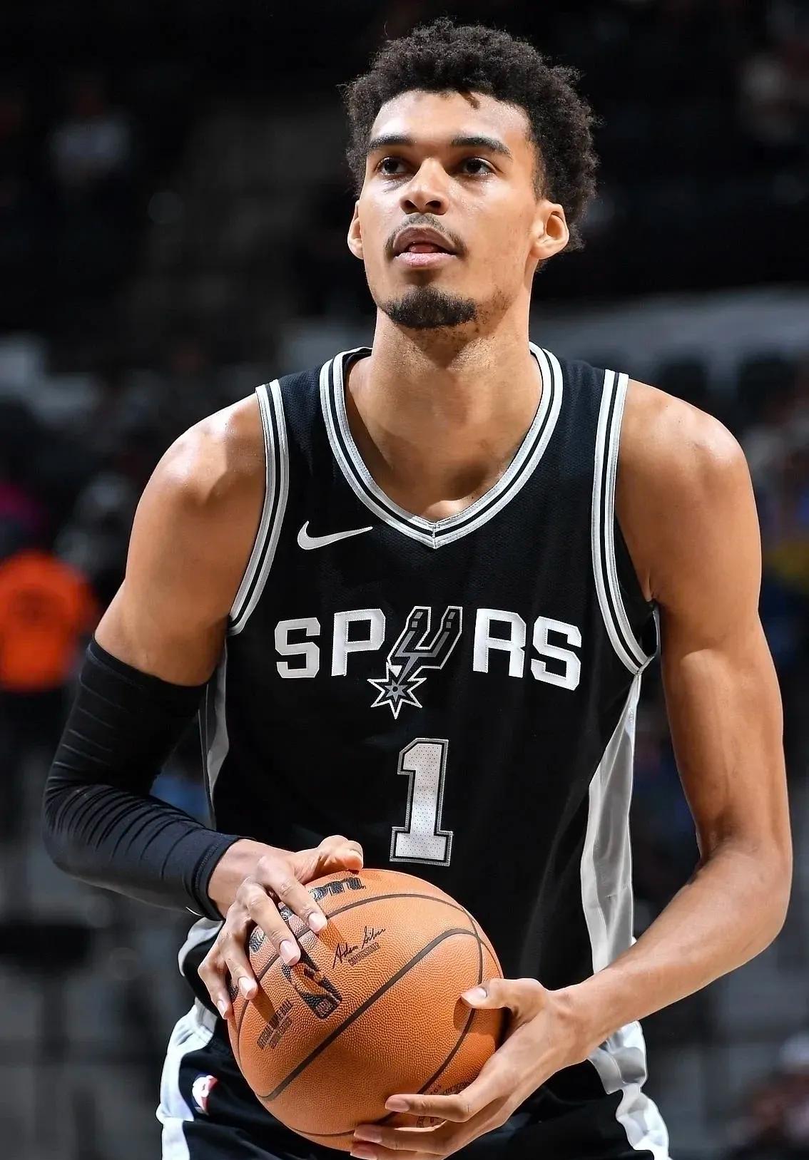 盖帽王又回来了
今天5个盖帽
按道理已经很夸张了
但是对于文班亚马来说
中规中矩