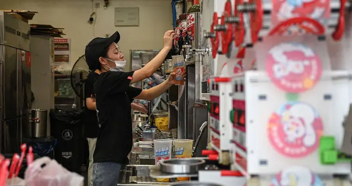 蜜雪冰城背后的“打工人”要上市了：江西人在山东小县城，一年狂揽8亿