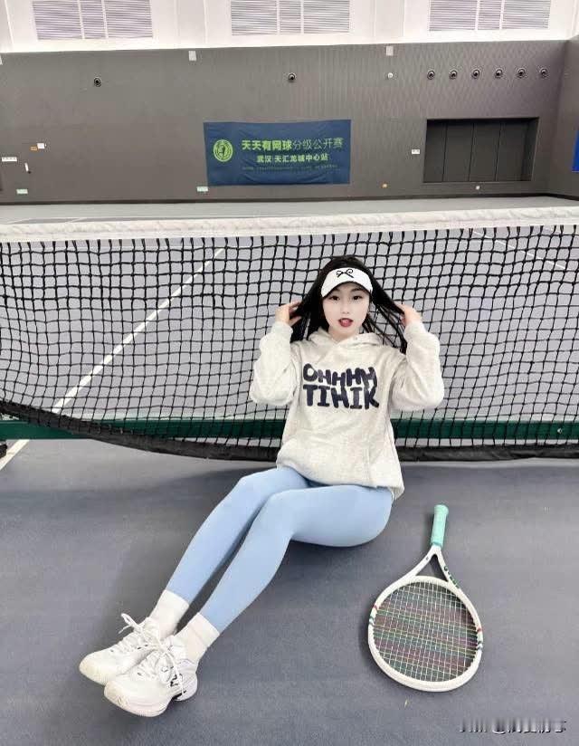 我们一起打网球 网球拍照打卡